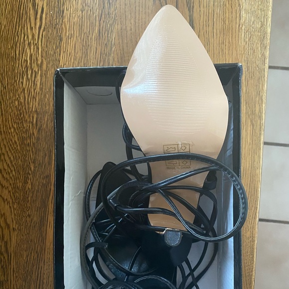 BLACK POINTED LACE UP HEELS - Picture 4 of 4